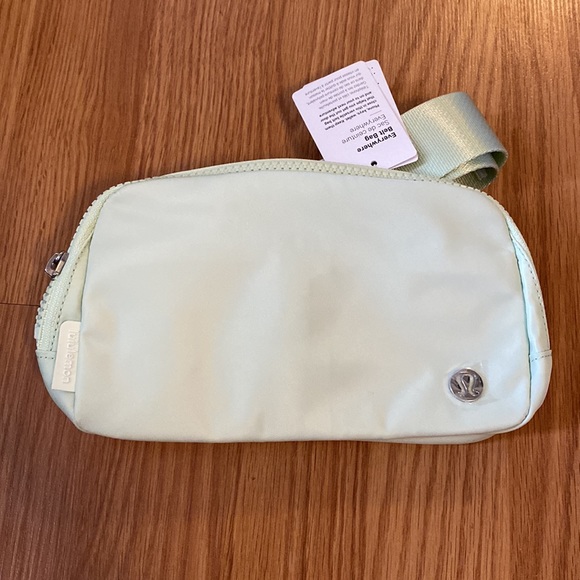 ❤️ Lululemon Everywhere Belt Bag Wordmark Kohlrabi Green/White NWT - Picture 2 of 12